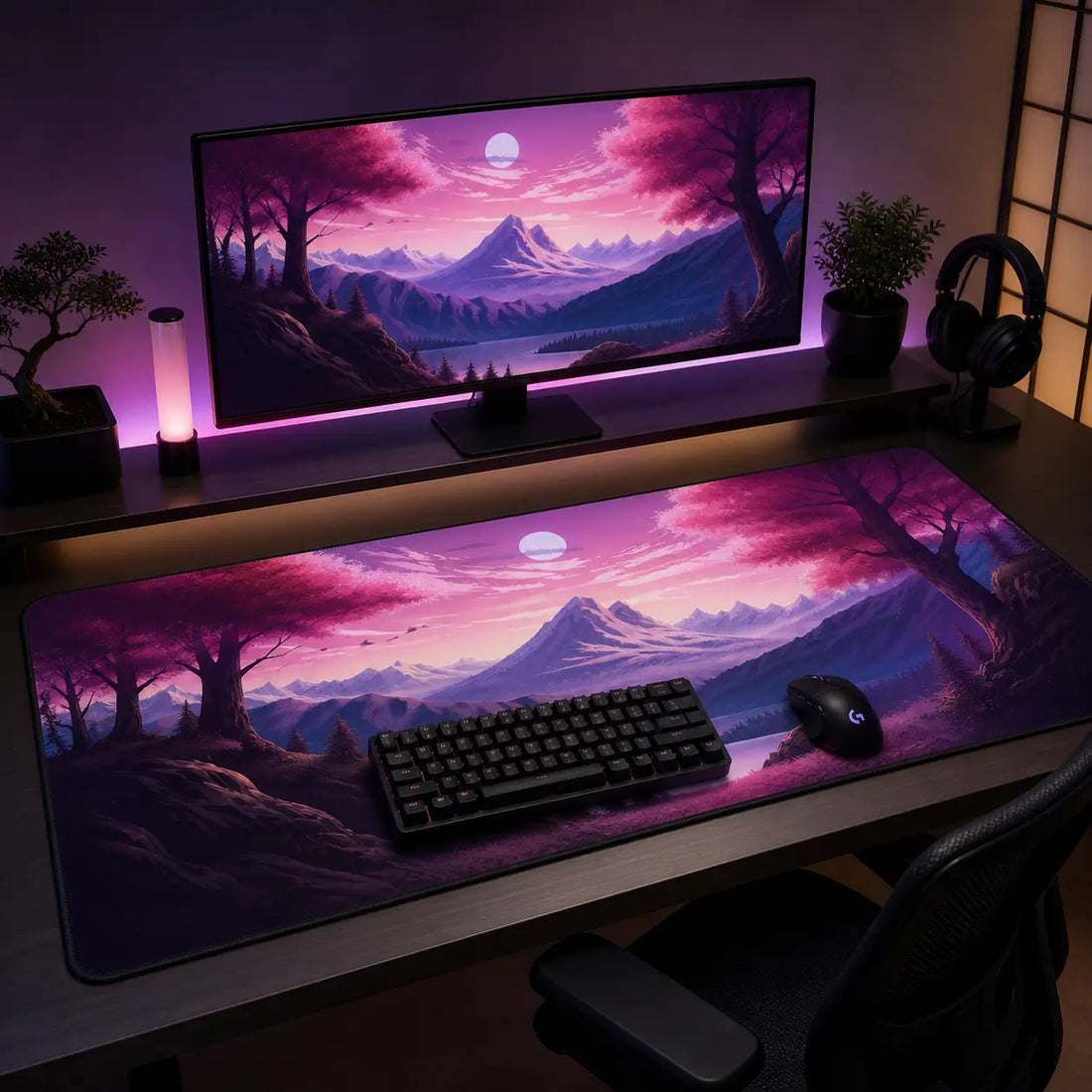 Tapis de souris XXL posé sur un bureau aux motifs japonais rose violet