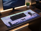Tapis de souris Dream Horizon dans un setup de bureau premium, vue trois-quarts